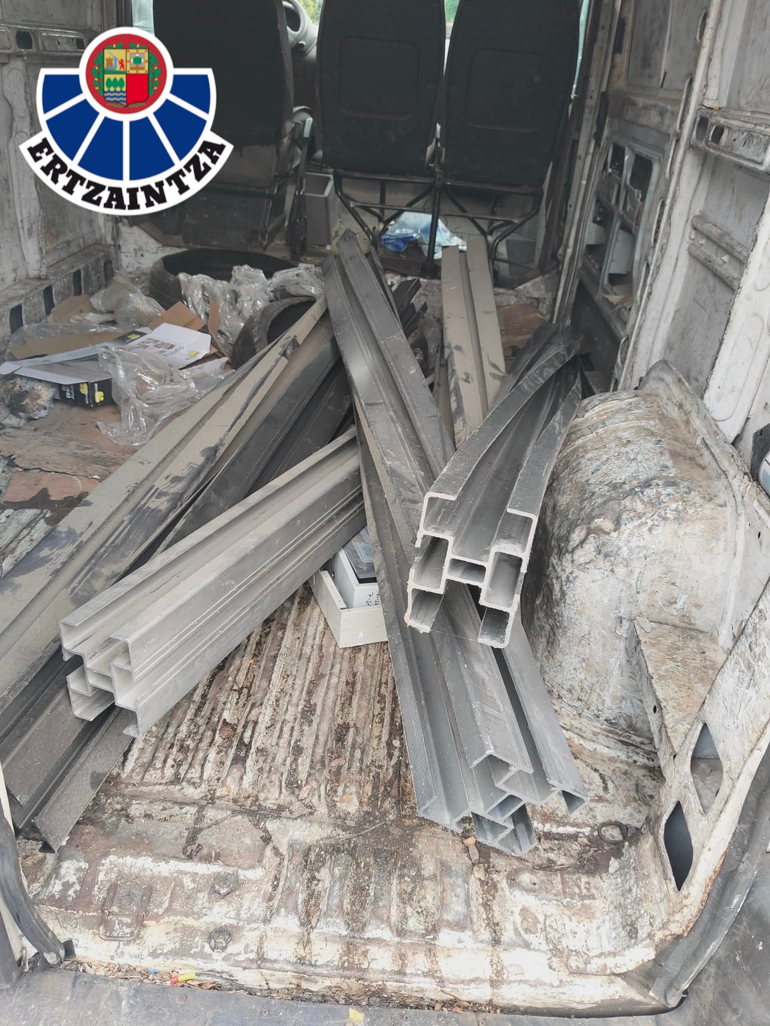 Detienen a dos jóvenes en Zamudio por robar planchas de aluminio valoradas en 3.000 euros