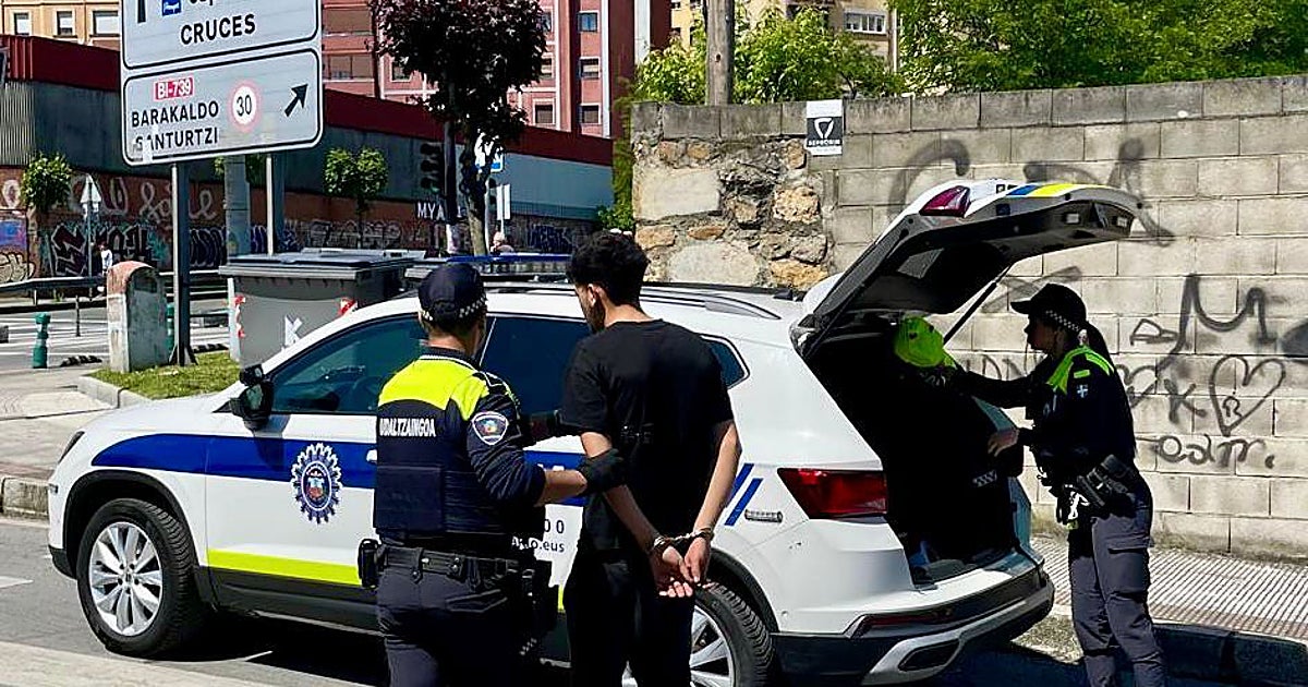 La Policía Local de Barakaldo desaloja de nuevo un pabellón ocupado en Burtzeña