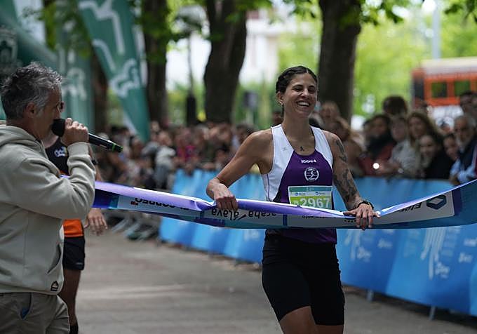 Diana Vecillas cruza la meta en Mendizorroza.