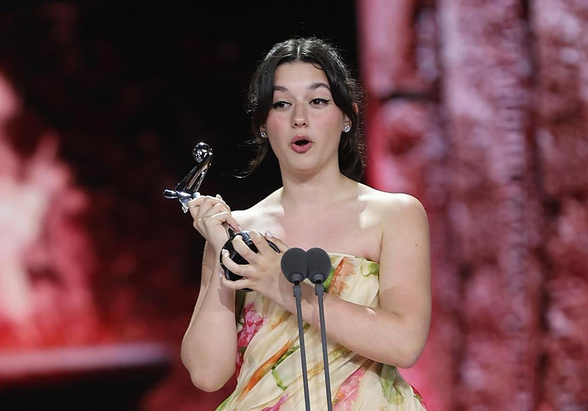 La actriz vizcaína Blanca Soroa brilla en los Premios Platino por su papel en 'Los Domingos'