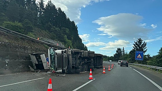 Retenciones en la AP-68 hacia Vitoria tras volcar un camión en Zuia