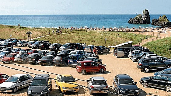 Vecinos de Urdaibai denuncian el caos en Laga al cerrarse el parking de la playa
