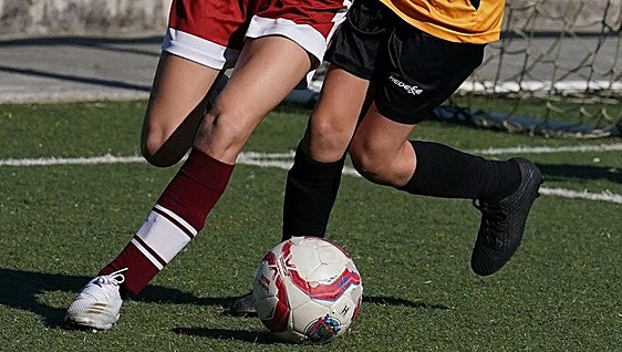 Un entrenador y un espectador serán juzgados por llamar «puta bollera de mierda» a una árbitra en un partido de fútbol de menores