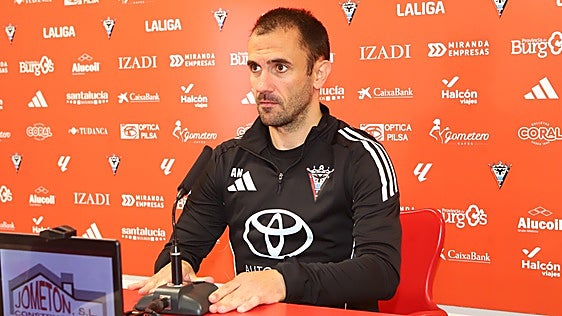 «Los jugadores del Mirandés tienen que demostrar ahora personalidad y que quieren ser futbolistas profesionales»
