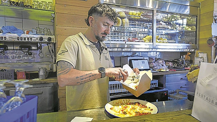 Hosteleros vizcaínos compran tapers para llevar comida y evitar así las multas