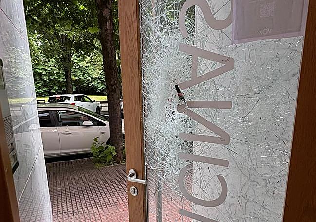 Atacan con piedras la sede de Vox en Vitoria | El Correo
