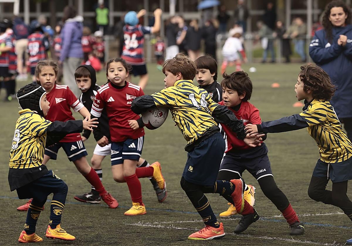 Los más pequeños pueden empaparse del deporte en un ambiente de compañerismo.