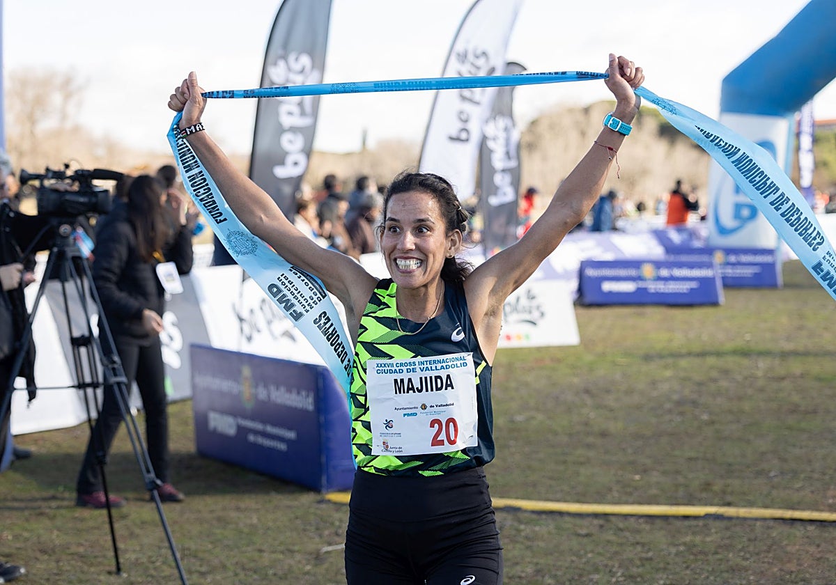 Majida Maayouf celebra una victoria la pasada temporada en campo a través.