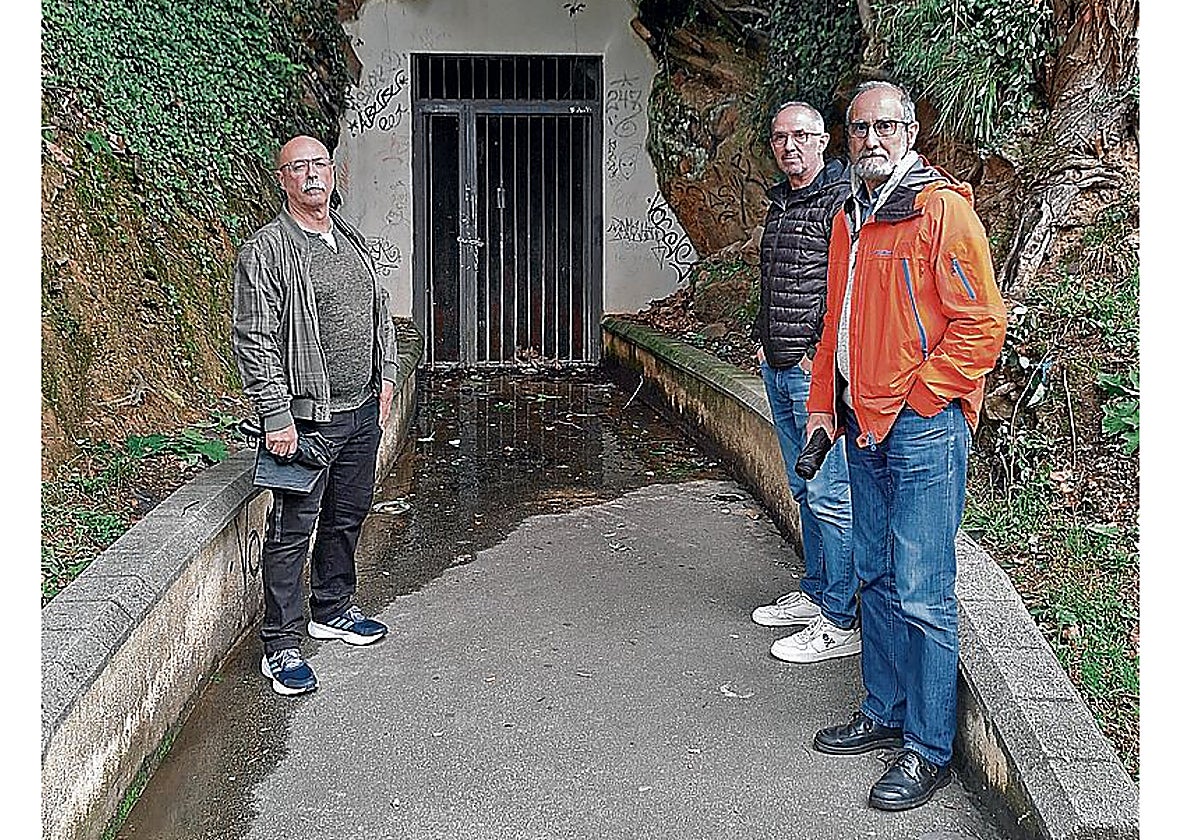 Oskar Armentia, Kepa Lizarraga y Txelis Yugero, miembros de Galdakao Gogora, en la entrada del refugio de Tximelarre.