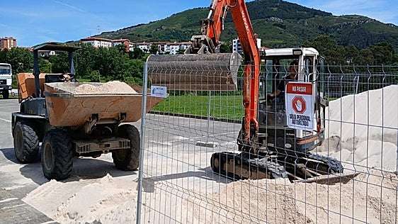 440 toneladas de arena certificada de Segovia componen las nuevas pistas de vóley playa de Abanto