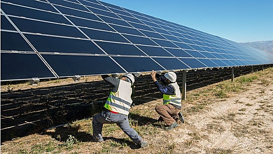 El plan para cubrir de placas 22 fábricas no basta ni para alimentar una gran empresa