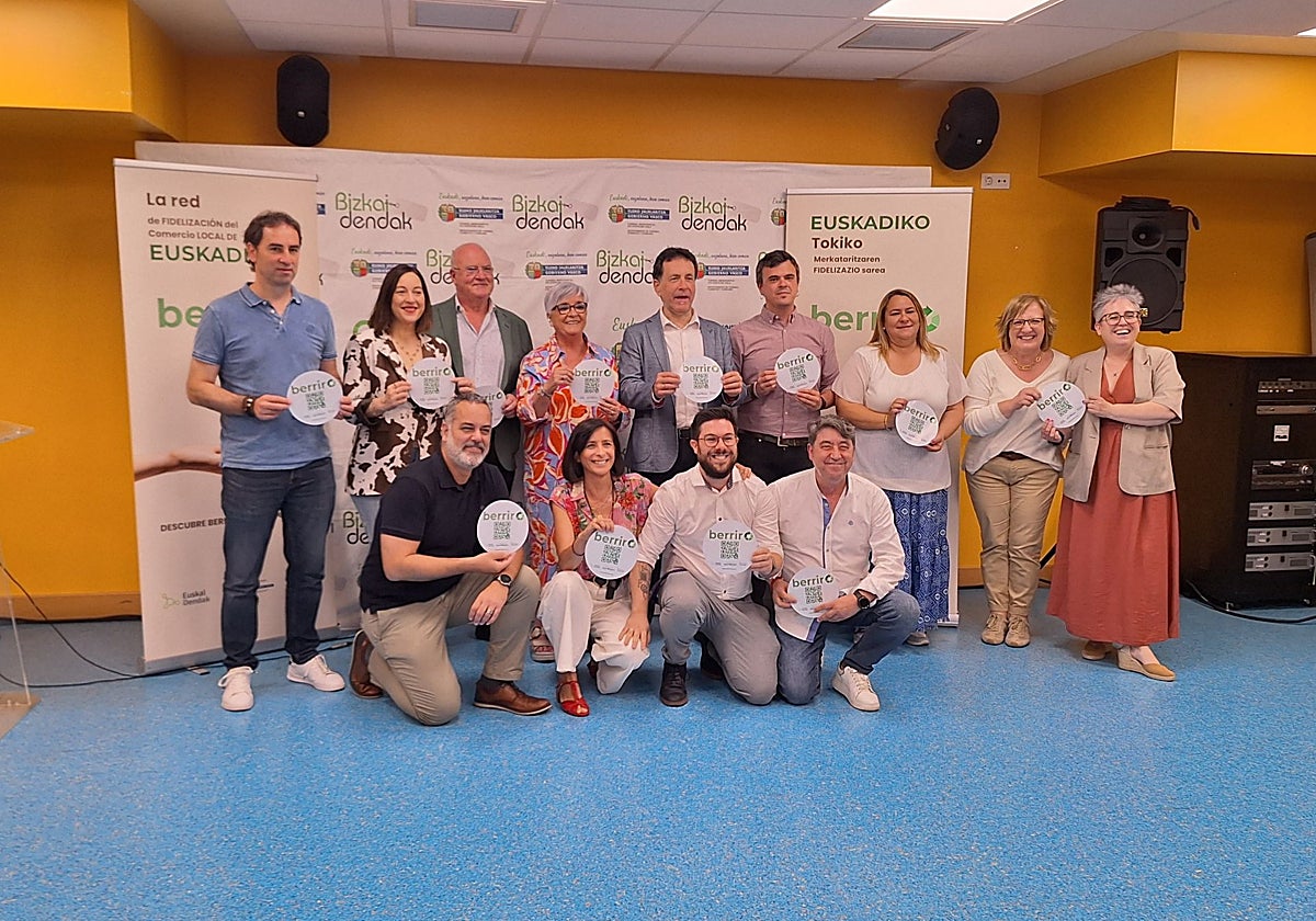 En la fila de arriba el alcalde de Ugao, Ekaitz Mentxaka, la concejala de Comercio de Basauri, Isabel Cadaval, el presidente de Bizkaidendak, Jose Andrés Cebrecos, la directora de Comercio del Gobierno vasco, Izaskun Gómez, el alcalde de Basauri, Asier Iragorri, el alcalde de Galdakao, Iñigo Arrandiaga, la concejala de Desarrollo Económico de Galdakao, Mónica Bailón, y la alcaldesa de Igorre, Olatz Urkiza. En la fila de abajo el alcalde de Etxebarri, Iker López junto a dos comerciantes y al presidente de la asociación de comerciantes de Basauri, José Feijoó.