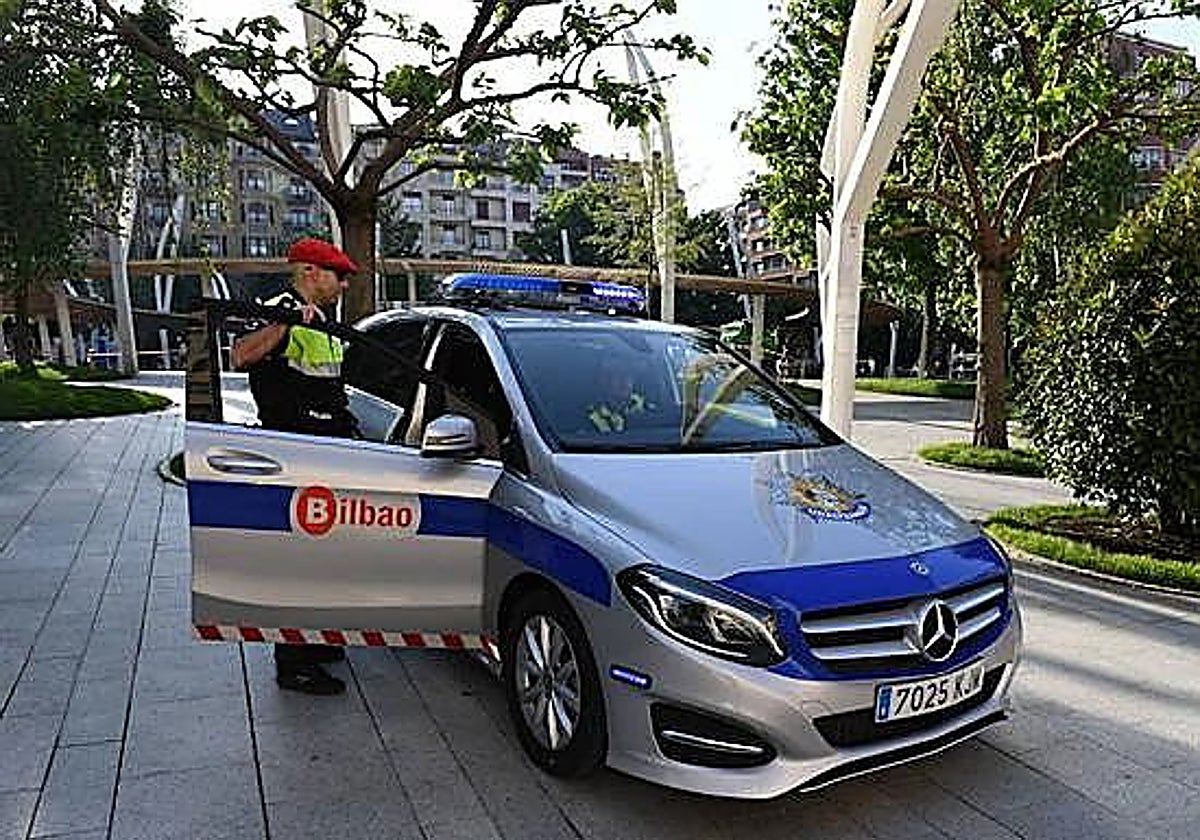 Una patrulla de Bilbao persigue a un coche en fuga hasta Santoña