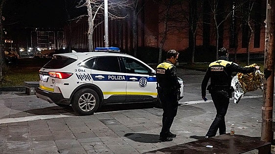 Estampan un vaso a una mujer en la cabeza para robarle el bolso en Vitoria
