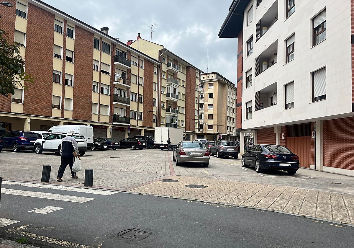 La falta de plazas en el hospital agrava el aparcamiento en Usansolo.