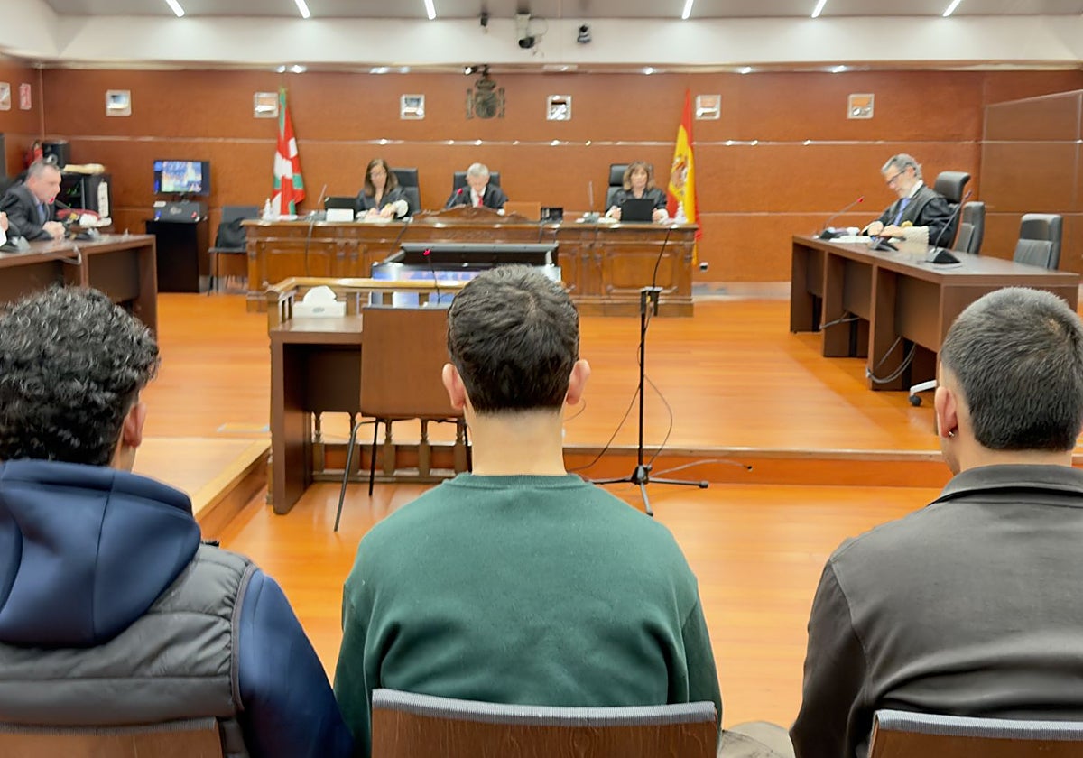 Los 3 okupas de Vitoria que convirtieron una casa de alquiler social en narcopiso sortean la cárcel