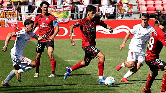 La plantilla del Mirandés confía en recuperar el juego y la verticalidad de la segunda vuelta
