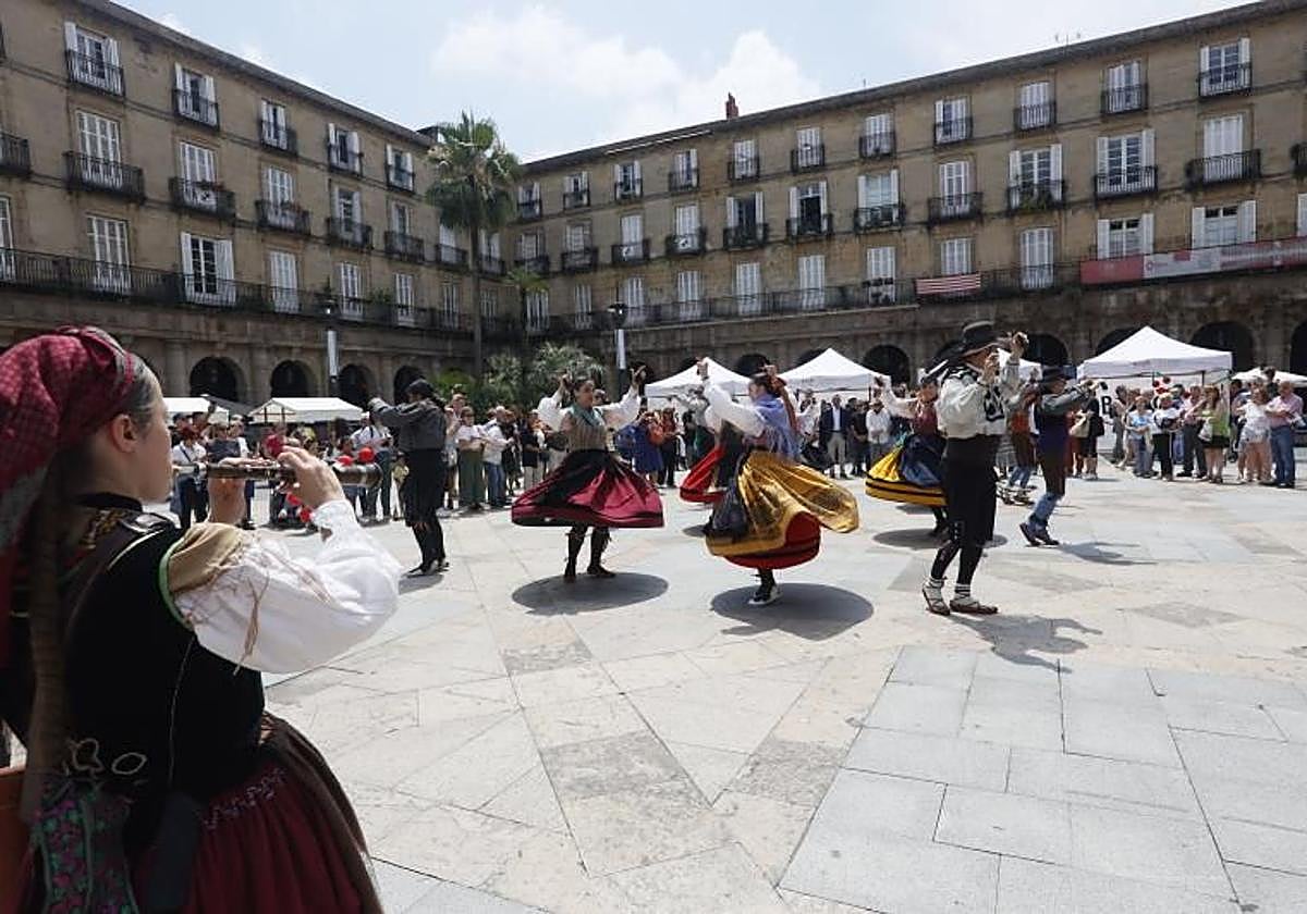 El Ayuntamiento de Bilbao valla la zona central de la Plaza Nueva tras detectarse filtraciones en el parking subterráneo