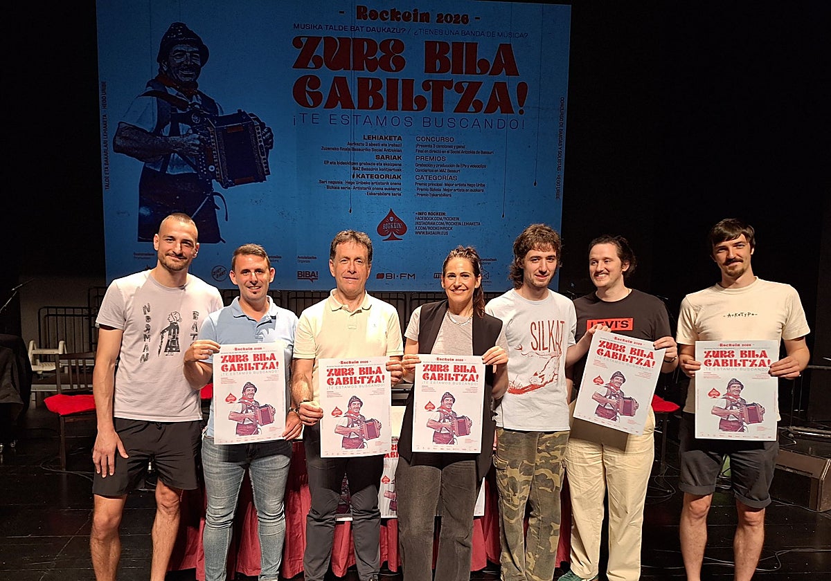 Mateusz Ruminski, el concejal de Juventud de Basauri, Jon Zugazagoitia, el alcalde de Basauri, Asier Iragorri, la diputada de Cultura de Bizkaia, Leixuri Arrizabalaga, Natxo Atxa, Ronan Commons y Max Sullivan, integrantes del grupo Reeler, ganador del premio principal en la pasada edición.
