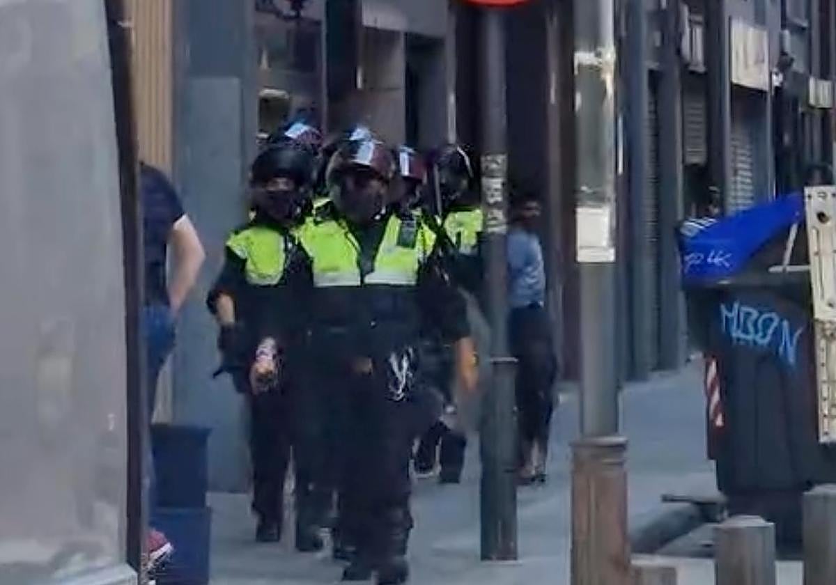 Un coche a la fuga arrolla a un policía de Bilbao varios metros