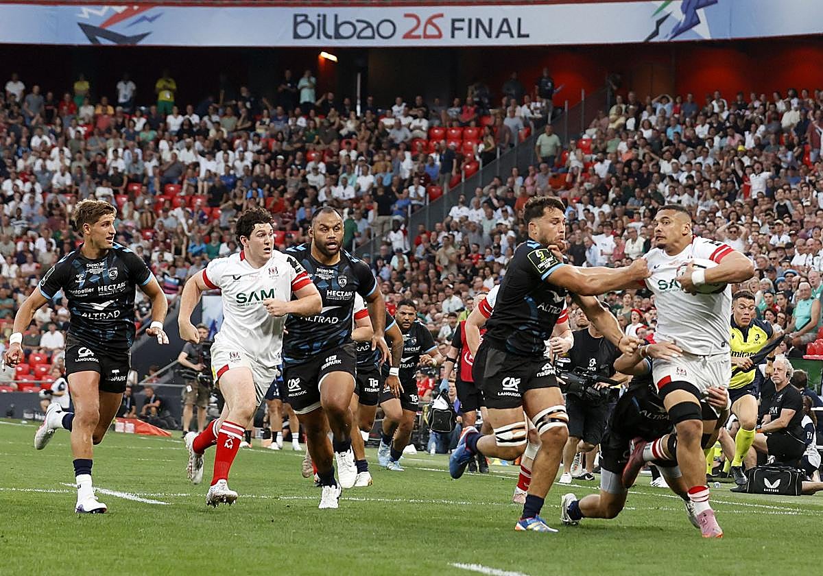 Lenni Nouchi y un compañero de Montpelier frenan la carrera de Juarno Augustus, del Ulster