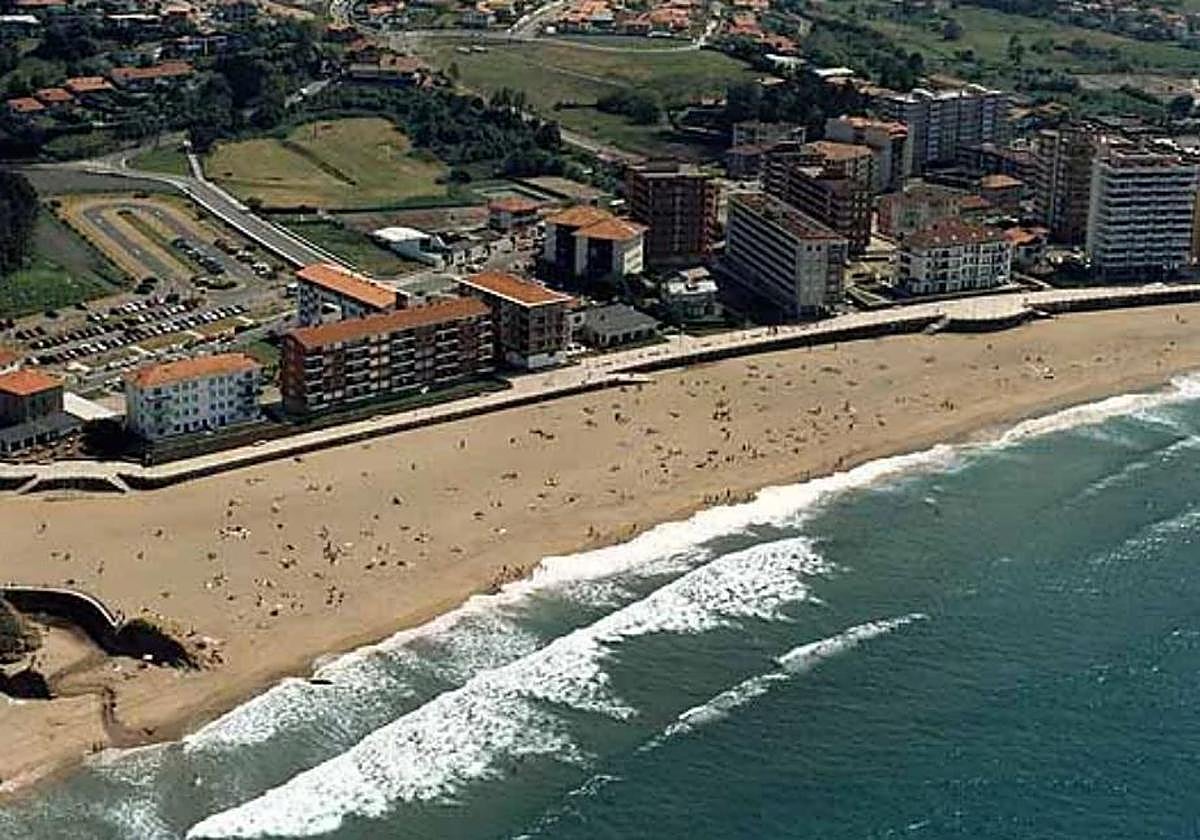 La Ertzaintza abre una investigación al encontrar el cadáver de un hombre en la playa de Bakio