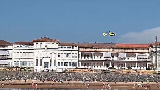 Evacuan a un bebé desde la playa de Gorliz al hospital de Cruces