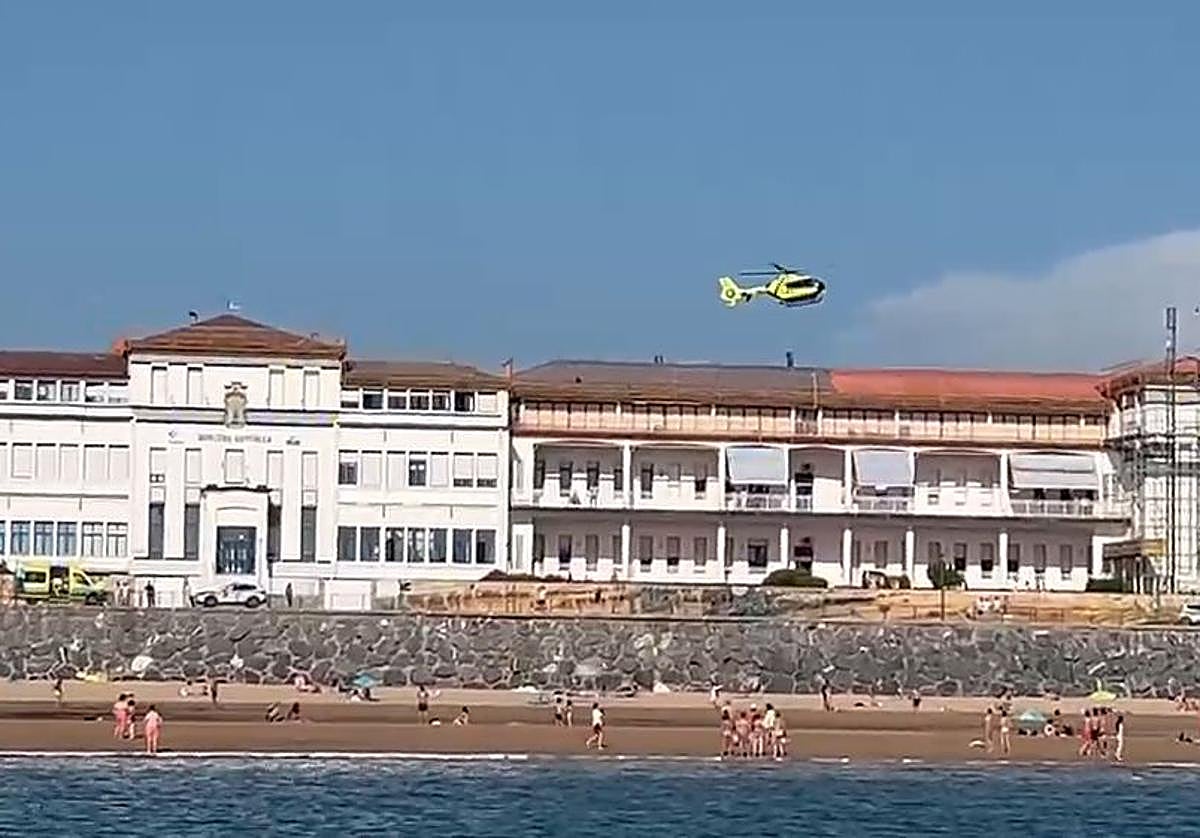 Evacuan a un bebé desde la playa de Gorliz al hospital de Cruces