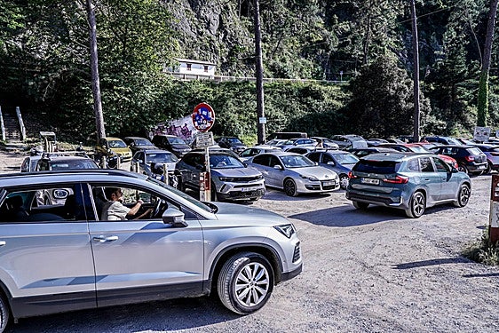 Municipios costeros reclaman más transporte público para evitar el caos de coches en las playas