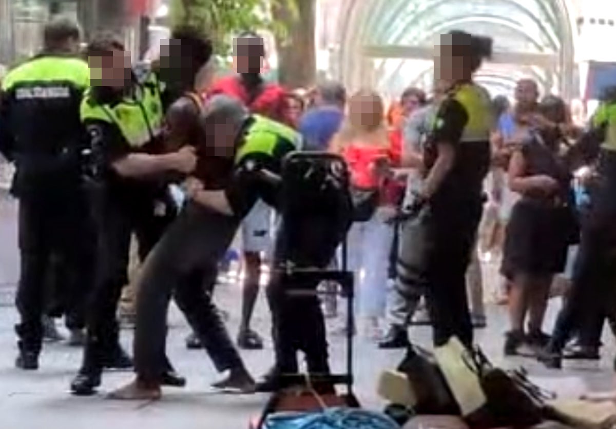 Detenido un vendedor ambulante en plena Gran Vía por «enfrentarse» a la Policía Municipal