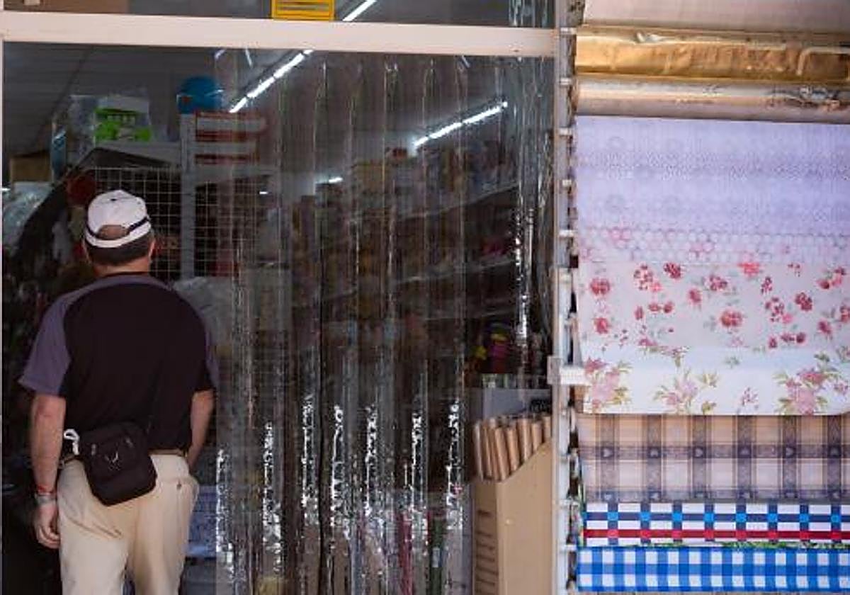 Condenan a un bazar chino a pagar más de 20.000 euros a una trabajadora que hizo 861 horas extra en solo un año