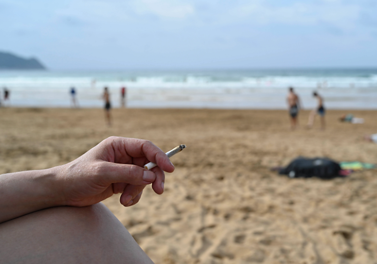 Adiós a fumar y a los altavoces en las playas de San Sebastián: de 100 a 750 euros de multa