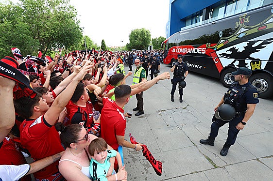 Recibimiento improvisado de la afición del Mirandés en Butarque: «¡Os vamos a ganar!»