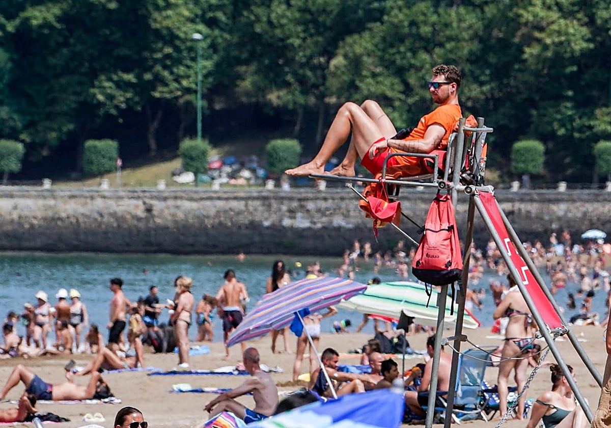 La temporada de playas arranca en Bizkaia con el baño prohibido en cuatro arenales