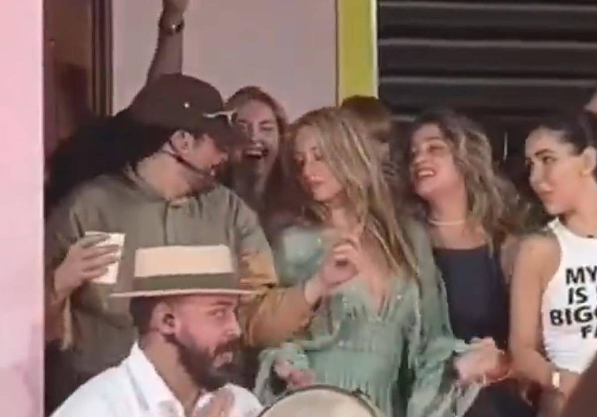 https://s3.ppllstatics.com/elcorreo/www/multimedia/2026/06/01/bad-bunny-ester-exposito-kCcD-U30653037H3H-1200x840@El%20Correo.jpg