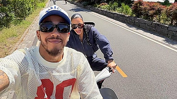 Un paseo en bicicleta en Instagram oficializa el noviazgo entre Kim Kardashian y Lewis Hamilton