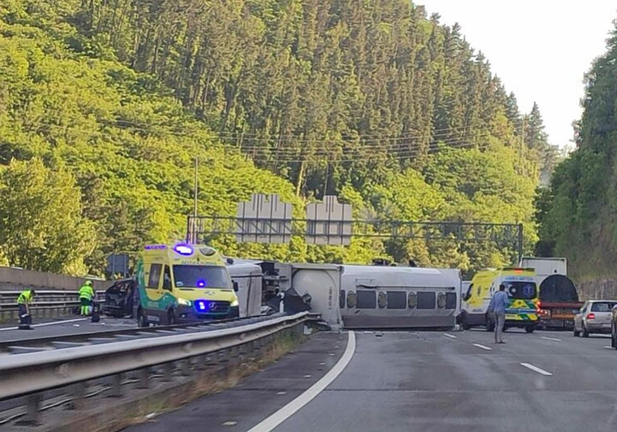 Mueren cinco policías forales navarros en un grave accidente en la AP-8 en Elgoibar