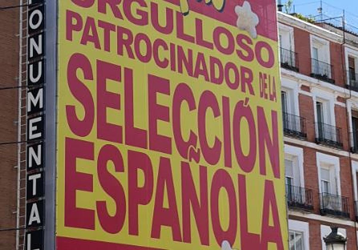 La lona gigante en Madrid que rinde homenaje al deporte más inesperado