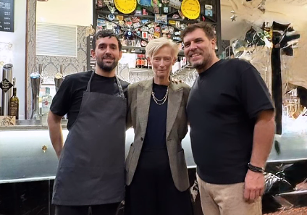 Tilda Swinton hace una parada en el Txintxirri tras su actua