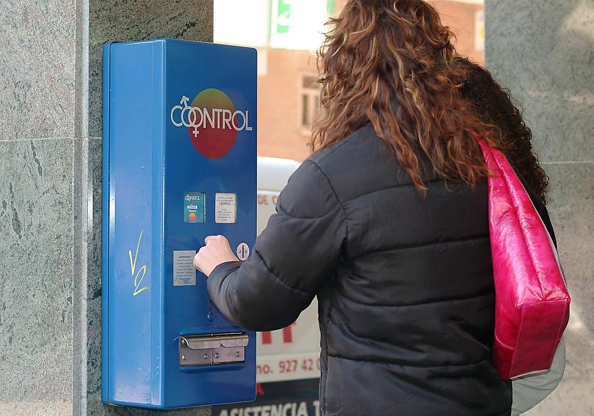 Sanidad vuelve a prometer preservativos gratis para los jóve