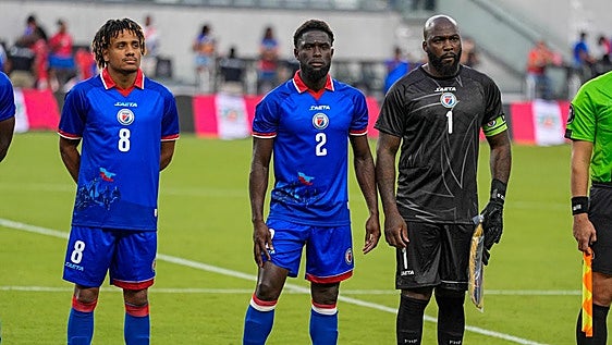 La razón histórica por la que Haití lleva la bandera de Polonia en su camiseta... Y que la FIFA ha modificado