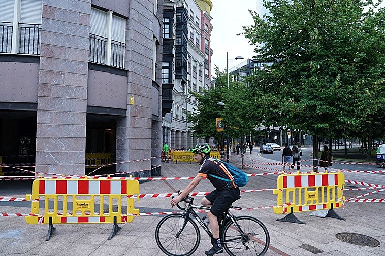 El Ayuntamiento de Bilbao ordena revisar un edificio de lujo de plaza Euskadi al caer una pieza de su fachada