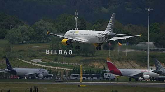 El aeropuerto de Bilbao sobrepasa por primera vez los 740.000 pasajeros en un solo mes