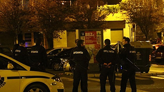 Batalla campal en unas fiestas en Etxebarri: dos detenidos, lanzamiento de botellas y varios policías heridos