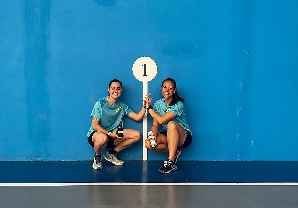 La duranguesa Maialen Bilbao, junto a su compañera Ana García, tras el torneo disputado.