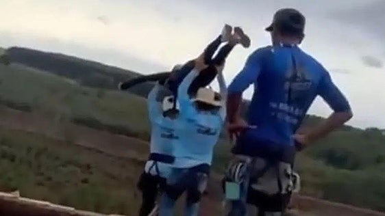Muere una joven de 21 años tras ser lanzada sin cuerdas cuando practicaba puenting