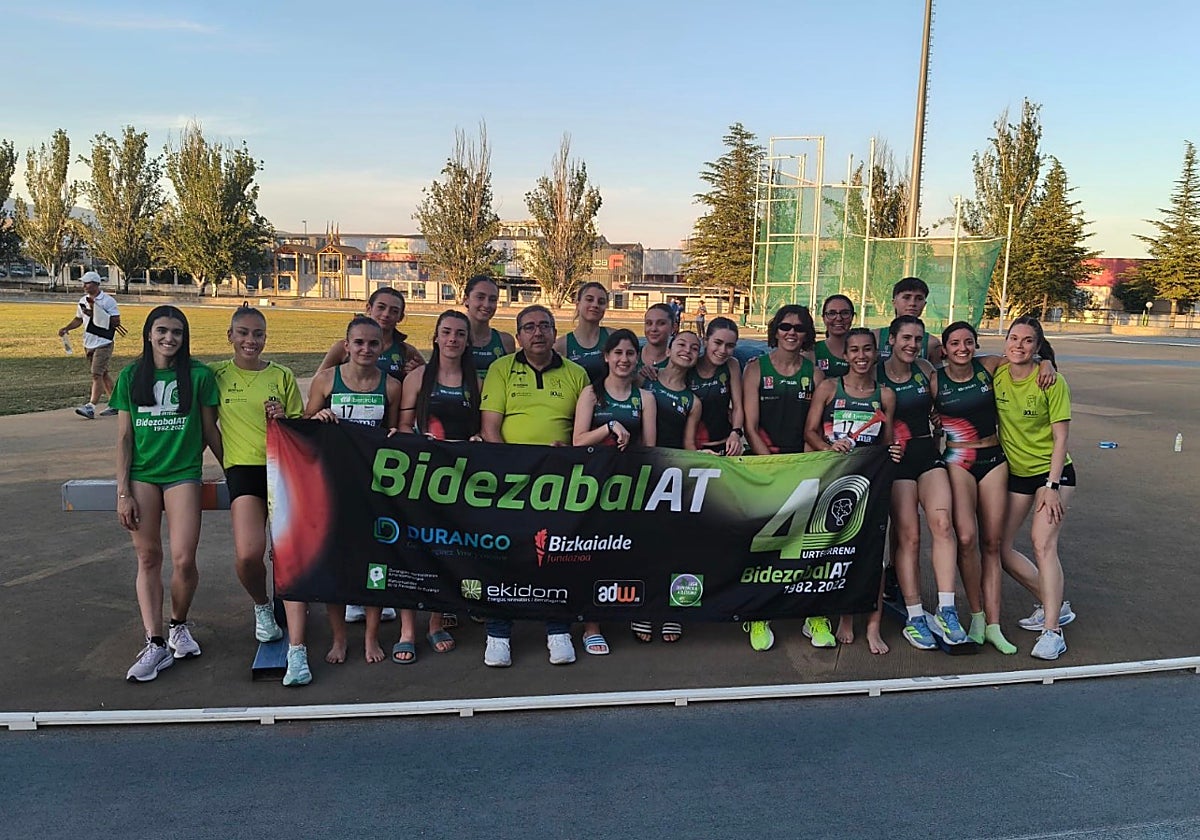Los atletas del Bidezabal posan tras terminar la competición.