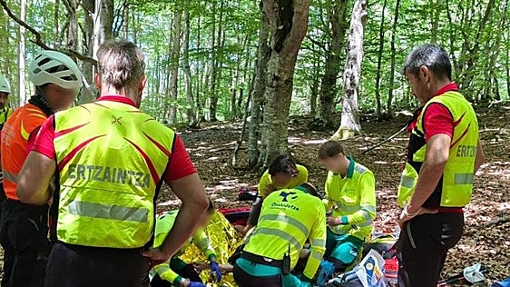 Rescatan a una montañera herida en Asparrena