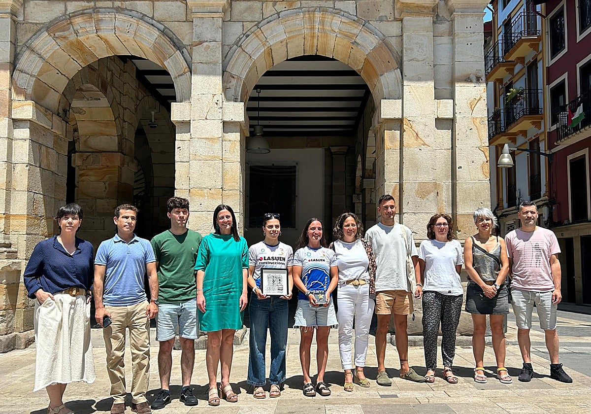 Las jóvenes deportistas posan junto a las autoridades municipales en la plaza del Consistorio.