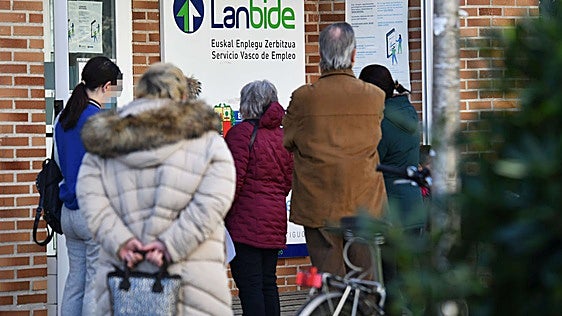 El Ararteko pide a Lanbide ingresar las ayudas sociales de familias en una cuenta común para evitar fraudes